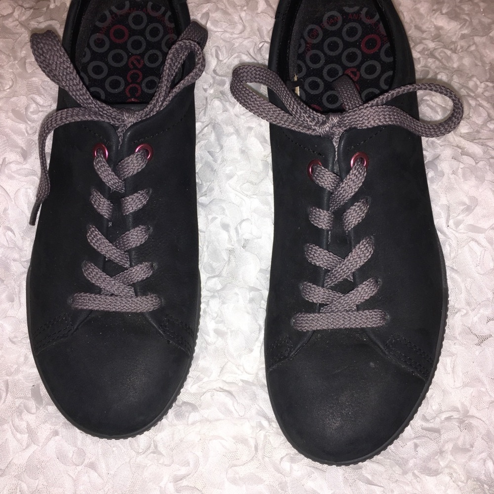 ECCO Black suede like lace up shoes..